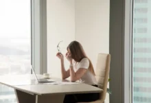 Mulher com estresse no trabalho, procurando um momento de pausa para cuidar da saúde mental