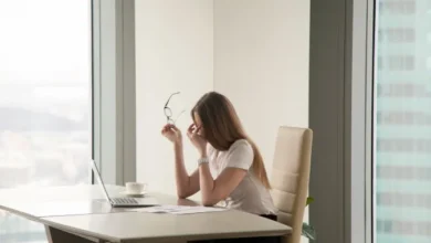 Mulher com estresse no trabalho, procurando um momento de pausa para cuidar da saúde mental
