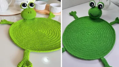 Foto de sousplat infantil em crochê no formato de sapo, ideal para decoração de mesa de crianças.
