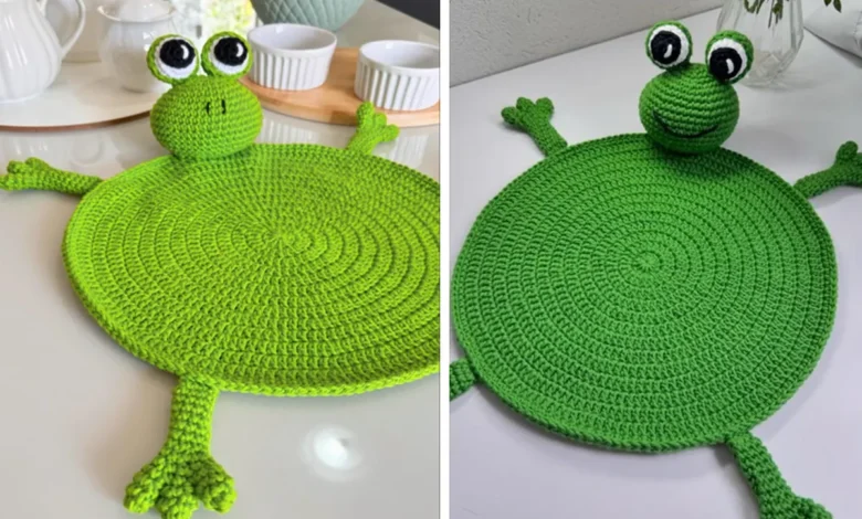Foto de sousplat infantil em crochê no formato de sapo, ideal para decoração de mesa de crianças.