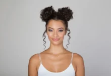 Penteado space buns semipresos criando volume em cabelos finos.