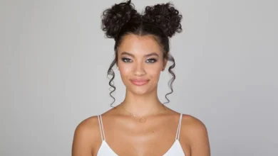Penteado space buns semipresos criando volume em cabelos finos.