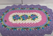 Tapete de crochê oval com flores catavento e tulipas em candy colors.