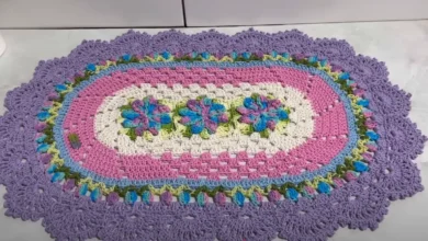 Tapete de crochê oval com flores catavento e tulipas em candy colors.