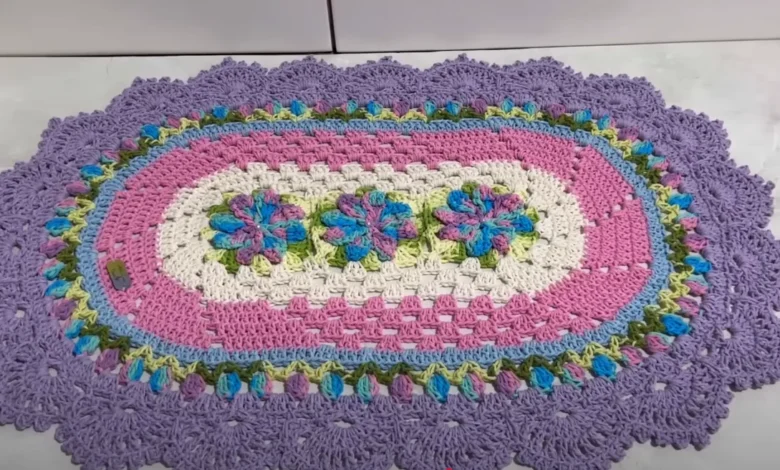 Tapete de crochê oval com flores catavento e tulipas em candy colors.