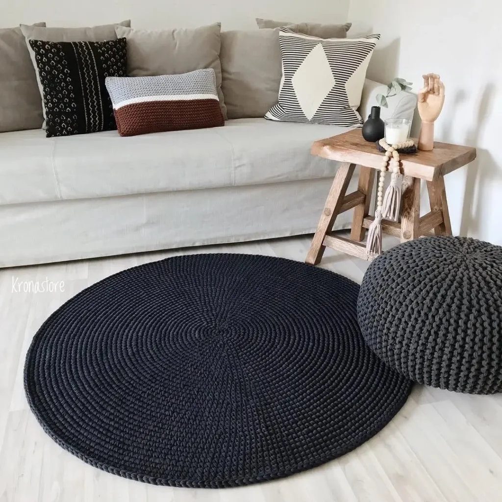 Tapete de crochê simples, perfeito para iniciantes, em tom escuro e com textura circular.