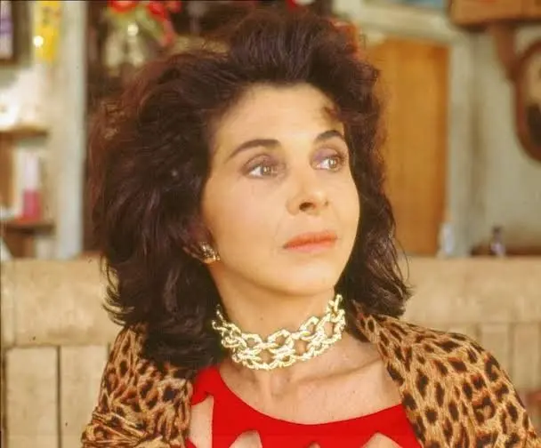 Cena icônica da personagem Tieta, vivida por Betty Faria, com seu visual marcante na novela.