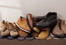 Sapatos empilhados, mostrando diversos tipos de calçados em um suporte, como parte do truque com batata para alargar sapatos apertados em casa.