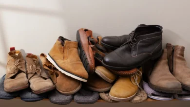 Sapatos empilhados, mostrando diversos tipos de calçados em um suporte, como parte do truque com batata para alargar sapatos apertados em casa.