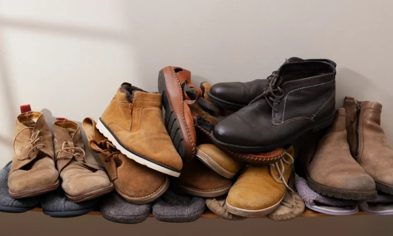 Sapatos empilhados, mostrando diversos tipos de calçados em um suporte, como parte do truque com batata para alargar sapatos apertados em casa.