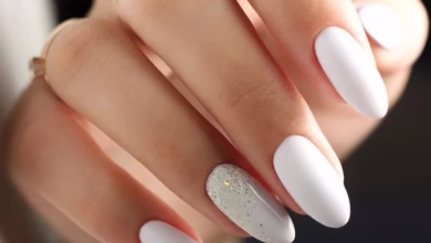 Unhas de esmalte branco com um toque de brilho prateado, destacando elegância e estilo.
