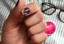 Unha com esmalte descascando, mostrando erro na aplicação.