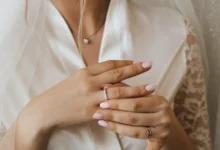 Unhas decoradas para casamento: noiva colocando anel de noivado.