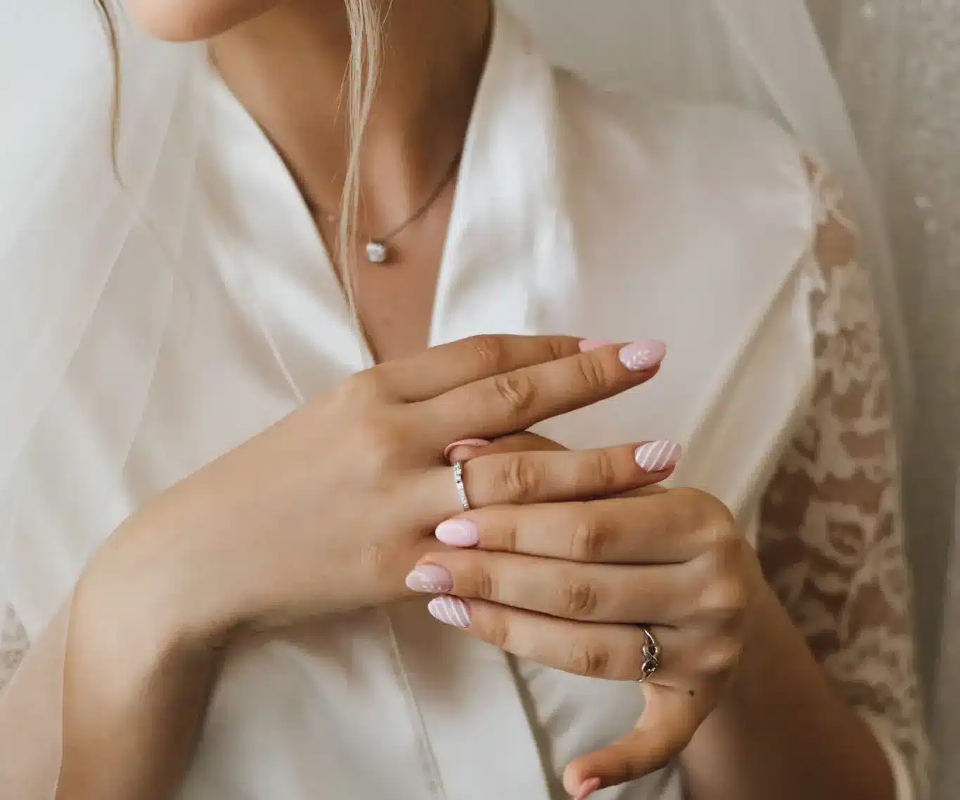 Unhas decoradas para casamento: noiva colocando anel de noivado.