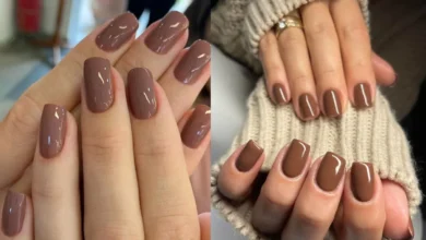 Unhas curtas esmaltadas em tons de marrom com acabamento brilhante.