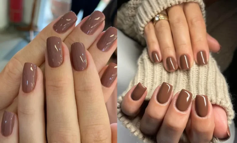 Unhas curtas esmaltadas em tons de marrom com acabamento brilhante.