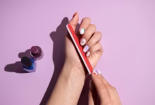 Unhas decoradas com esmalte comum, destacando diferentes designs criativos e simples.
