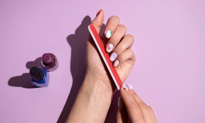 Unhas decoradas com esmalte comum, destacando diferentes designs criativos e simples.