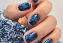 Unhas marmorizadas em azul feitas com esmalte comum