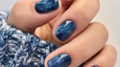 Unhas marmorizadas em azul feitas com esmalte comum