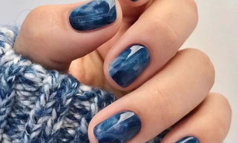 Unhas marmorizadas em azul feitas com esmalte comum