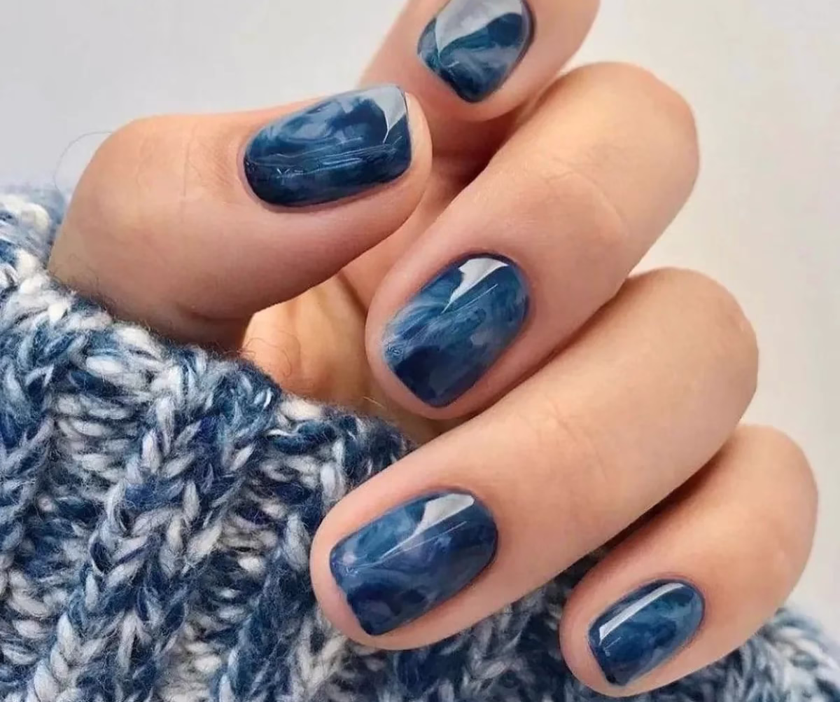 Unhas marmorizadas em azul feitas com esmalte comum