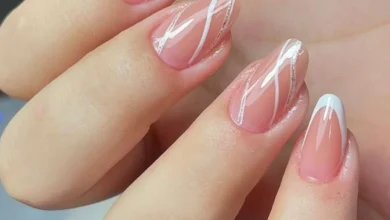 Unhas amendoadas com detalhes brancos, oferecendo um visual moderno e elegante.