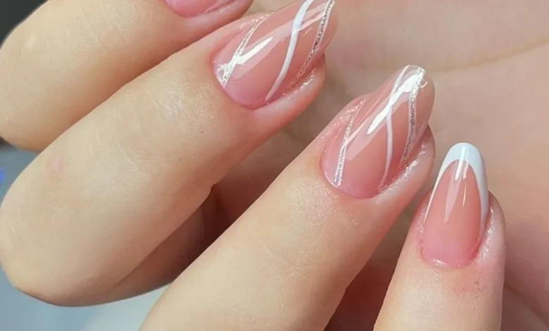 Unhas amendoadas com detalhes brancos, oferecendo um visual moderno e elegante.