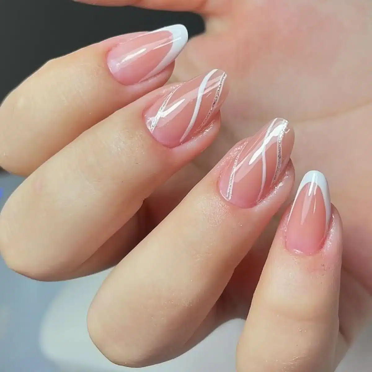 Unhas amendoadas com detalhes brancos, oferecendo um visual moderno e elegante.
