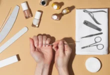 Ferramentas e produtos de cuidados com as unhas, ideais para iniciantes em unhas decoradas.