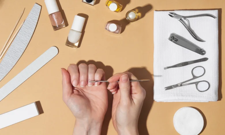 Ferramentas e produtos de cuidados com as unhas, ideais para iniciantes em unhas decoradas.