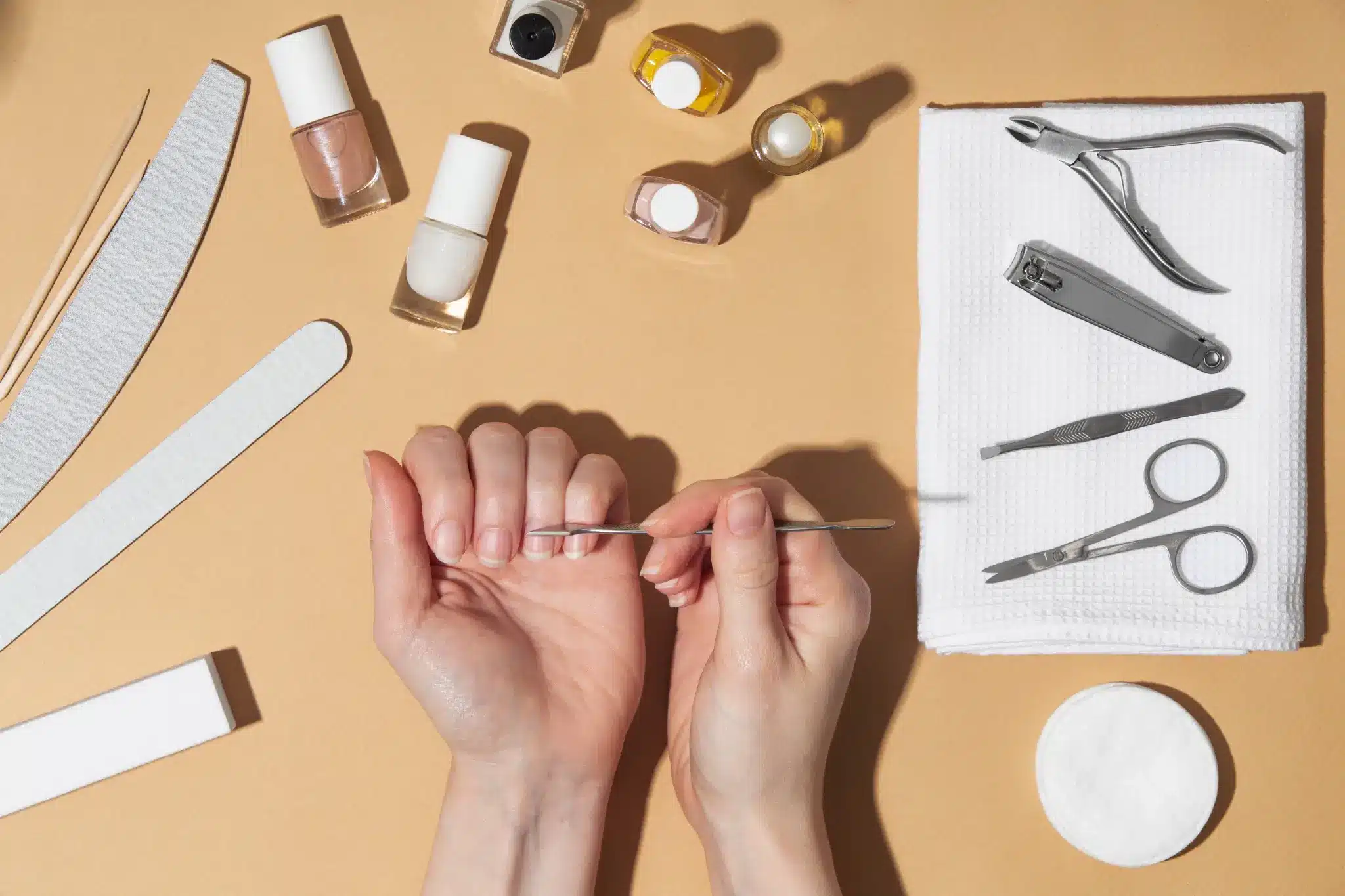 Ferramentas e produtos de cuidados com as unhas, ideais para iniciantes em unhas decoradas.