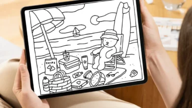 Desenho de um urso sentado em cadeira de praia com guarda-sol, comidas e itens de verão ao redor.