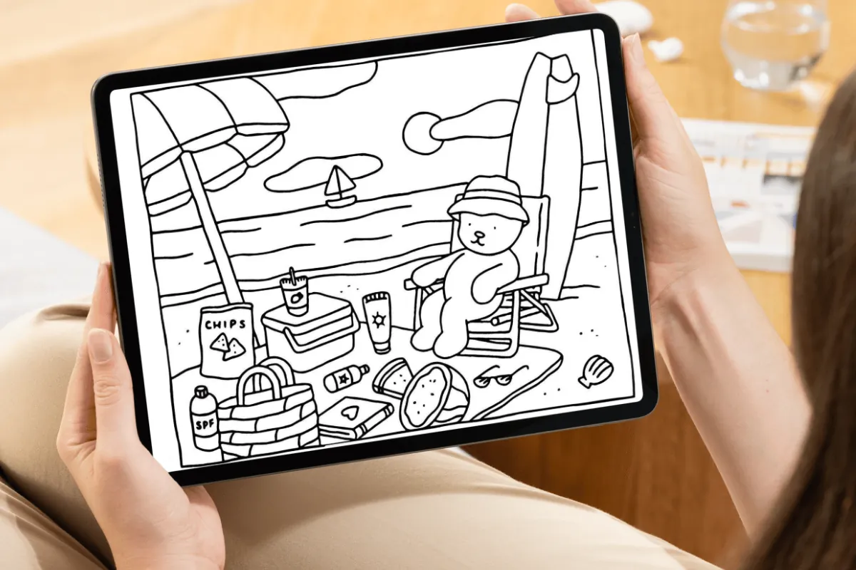 Desenho de um urso sentado em cadeira de praia com guarda-sol, comidas e itens de verão ao redor.