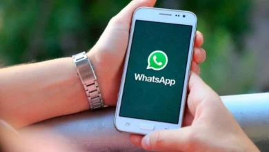 Imagem mostrando o WhatsApp em um smartphone com a tela inicial aberta.
