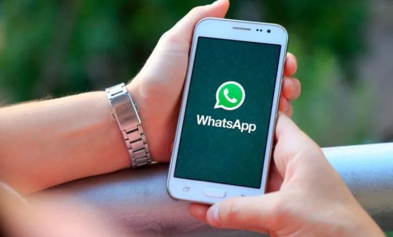 Imagem mostrando o WhatsApp em um smartphone com a tela inicial aberta.