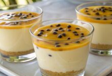 Copinhos de mousse de maracujá com cobertura e sementes da fruta