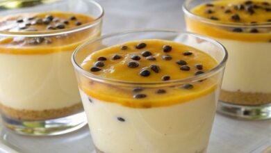 Copinhos de mousse de maracujá com cobertura e sementes da fruta
