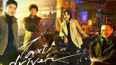 Elenco principal do dorama coreano 'Taxi Driver', posando em uma oficina, para ilustrar um artigo sobre séries de ação e justiça.