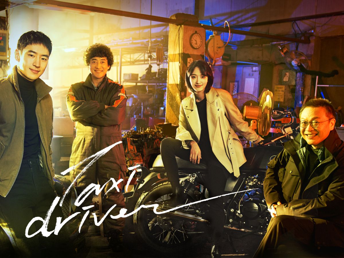 Elenco principal do dorama coreano 'Taxi Driver', posando em uma oficina, para ilustrar um artigo sobre séries de ação e justiça.