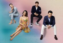 Atores da novela turca "Esqueça-me Se Puder" sentados em uma escadaria, com o casal principal no centro.