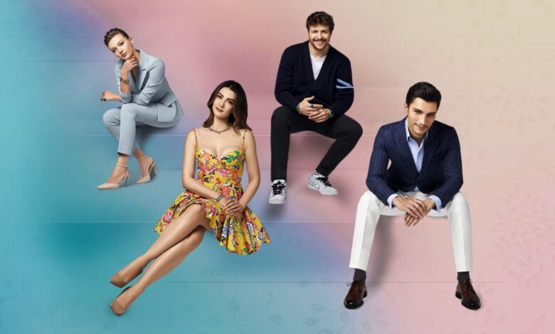Atores da novela turca "Esqueça-me Se Puder" sentados em uma escadaria, com o casal principal no centro.