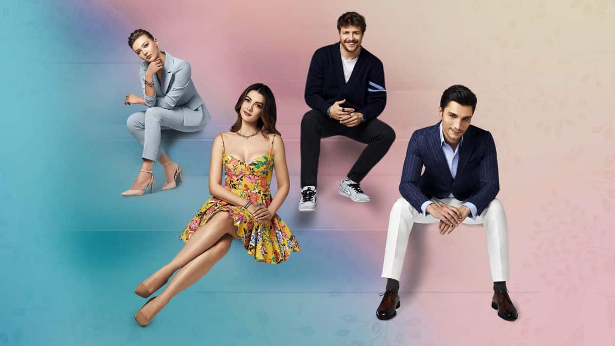 Atores da novela turca "Esqueça-me Se Puder" sentados em uma escadaria, com o casal principal no centro.