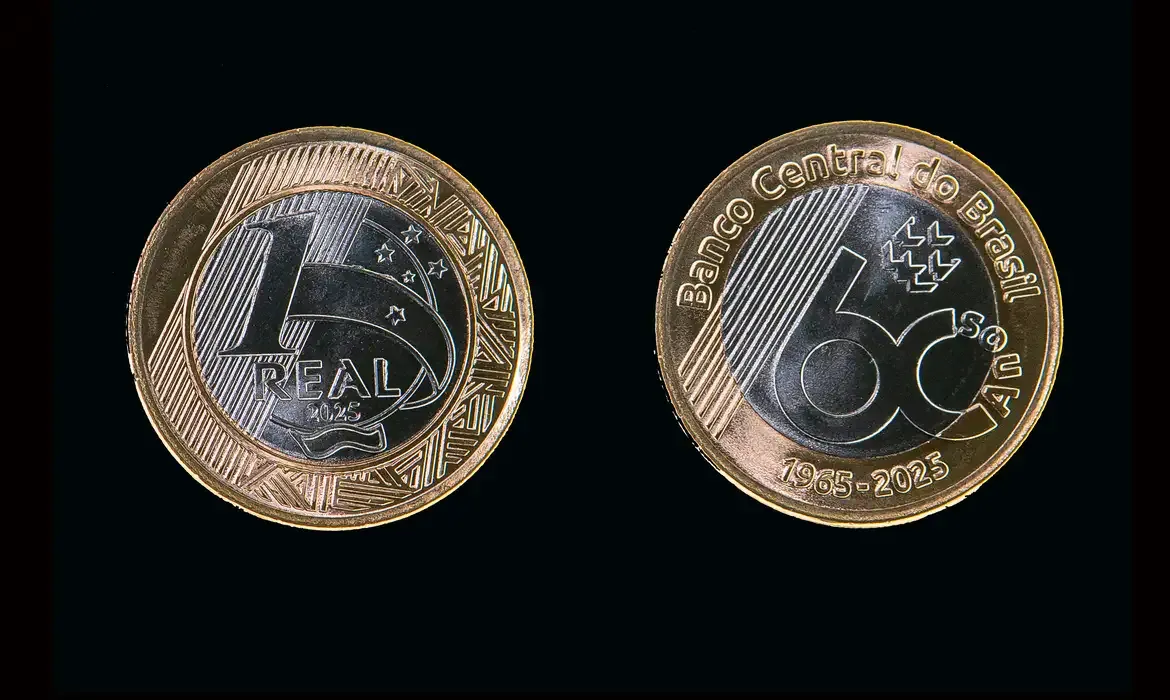 Moeda de 1 real comemorativa de 2024, destacando a fusão de tradição e inovação no design, com elementos que celebram o aniversário do Plano Real e a estabilidade econômica do Brasil.