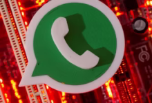 Ícone do WhatsApp sobre placa de circuito eletrônico iluminada em vermelho