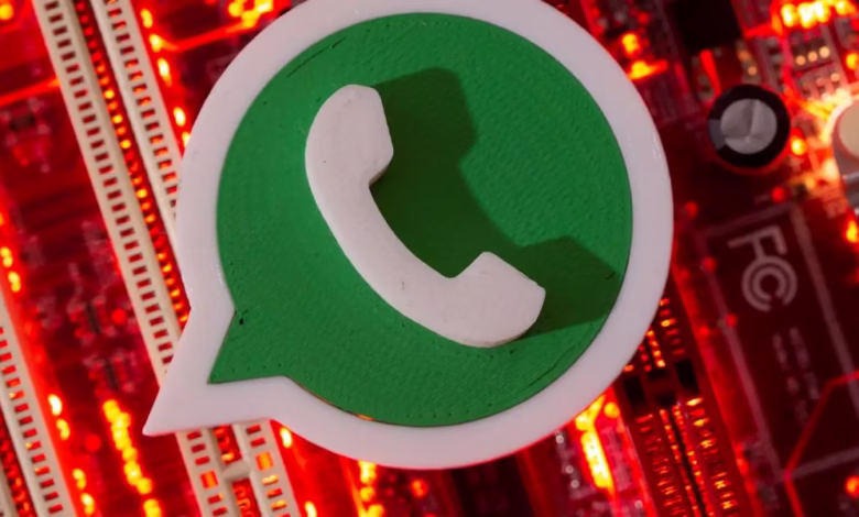Ícone do WhatsApp sobre placa de circuito eletrônico iluminada em vermelho
