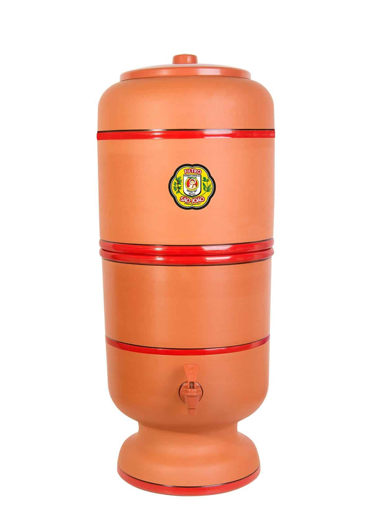 Filtro de barro com torneira, essencial para purificar a água de forma natural.