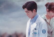 Dois médicos em primeiro plano, um homem e uma mulher, em um cenário que sugere um hospital ou clínica, representando um dorama de drama e romance.