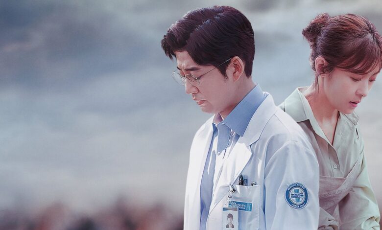 Dois médicos em primeiro plano, um homem e uma mulher, em um cenário que sugere um hospital ou clínica, representando um dorama de drama e romance.