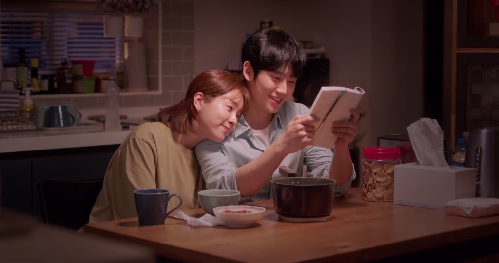 Casal do dorama Uma Noite de Primavera compartilha momento íntimo e acolhedor na cozinha